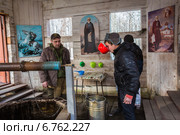 В часовне над святым источником. Ибердский Александро-Невский Софрониев Монастырь, поселок Ибердский, Кораблинский район, Рязанская область (2014 год). Редакционное фото, фотограф Марина Круглякова / Фотобанк Лори