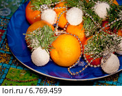 Мандарины на рождественском столе. Стоковое фото, фотограф ElenArt / Фотобанк Лори