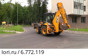 Трактор JCB быстро перемещается по двору готовой к сдаче новостройки (2014 год). Редакционное видео, видеограф Арташес Оганджанян / Фотобанк Лори