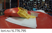 В ресторане "Макдоналдс", Уфа. Картофель фри World Famous Fries. Стоковое видео, видеограф Mikhail Erguine / Фотобанк Лори