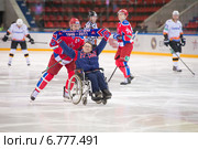 Болельщик ЦСКА проводивший символическое вбрасывание. Репортаж (2014 год). Редакционное фото, фотограф Pukhov K / Фотобанк Лори