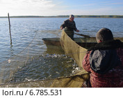 Рыбаки ловят рыбу сетями на озере. Стоковое фото, фотограф Галина Хорошман / Фотобанк Лори