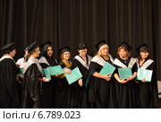 Торжественное вручение дипломов. Счастливые выпускники. Московская Высшая школа социальных и экономических наук (2014 год). Редакционное фото, фотограф Валерия Попова / Фотобанк Лори