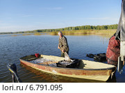 Рыбаки выгружают улов рыбы из лодки (2011 год). Редакционное фото, фотограф Галина Хорошман / Фотобанк Лори