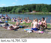Люди отдыхают и загорают на Терлецких прудах в Москве (2012 год). Редакционное фото, фотограф lana1501 / Фотобанк Лори