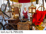 У ресторана Old Hansa, Таллин (2013 год). Редакционное фото, фотограф Юлия Белоусова / Фотобанк Лори