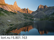 Горы, отражающиеся в воде. Стоковое фото, фотограф Nikitin / Фотобанк Лори