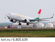 Boeing 737 (бортовой EY-777) авиакомпании Somon Air вылетает из Домодедова (2013 год). Редакционное фото, фотограф Alexei Tavix / Фотобанк Лори