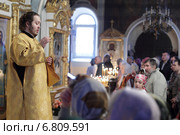 Спасский храм поселок Андреевка, дьякон читает Отче Наш (2014 год). Редакционное фото, фотограф Дмитрий Неумоин / Фотобанк Лори
