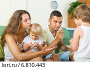 Couple scolding little daughter. Стоковое фото, фотограф Яков Филимонов / Фотобанк Лори