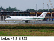 Самолет Canadair CL-600 Challenger 850 (бортовой RA-67220) авиакомпании Колавиа на аэродроме в Домодедове (2013 год). Редакционное фото, фотограф Alexei Tavix / Фотобанк Лори