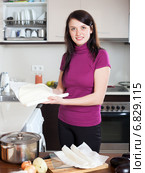 girl cooking with store-bought dough. Стоковое фото, фотограф Яков Филимонов / Фотобанк Лори