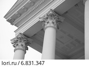 Колонны здания в стиле классицизма (2014 год). Редакционное фото, фотограф Валерий Акулич / Фотобанк Лори