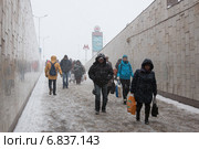 Пассажиры в снегопад на входе в метро "Курская"/"Чкаловская" (2014 год). Редакционное фото, фотограф Родион Власов / Фотобанк Лори
