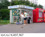 Крыса гуляет по тротуару не обращая внимания на людей, Щелковское шоссе, Москва (2012 год). Редакционное фото, фотограф lana1501 / Фотобанк Лори