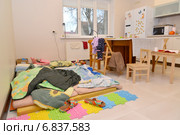 Беспорядок на кухне с постелью на полу (2014 год). Редакционное фото, фотограф Ирина Борсученко / Фотобанк Лори