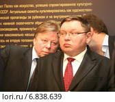 В Москве в Центральном Доме художника открылась выставка "Палех -достояние России".Губернатор Ивановской области Павел Коньков и Директор Центрального дома художника, архитектор Василий Бычков. (2014 год). Редакционное фото, фотограф Александр С. Курбатов / Фотобанк Лори