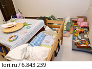 Беспорядок в комнате. Разбросанные игрушки, постель на полу (2014 год). Редакционное фото, фотограф Ирина Борсученко / Фотобанк Лори