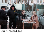 Интерактивная инсталляция на Рождественском бульваре, посвященная 40-летию легендарного фильма "Ирония судьбы, или С легким паром!" в рамках фестиваля Лучший город Зимы, Москва (2014 год). Редакционное фото, фотограф Николай Винокуров / Фотобанк Лори