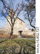 Замок Лихтенштейн (Burg Liechtenstein) на краю Венского леса к югу от Вены. Австрия (2014 год). Стоковое фото, фотограф stargal / Фотобанк Лори