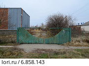 Железные ворота к старому заводу (2015 год). Стоковое фото, фотограф Илья Пермяков / Фотобанк Лори