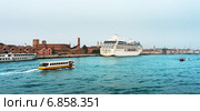 Cruise liner docked in the old town of Venice (2013 год). Стоковое фото, фотограф Михаил Лавренов / Фотобанк Лори