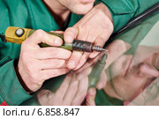 Windscreen repairman worker. Стоковое фото, фотограф Дмитрий Калиновский / Фотобанк Лори