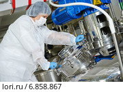 pharmaceutical industry worker. Стоковое фото, фотограф Дмитрий Калиновский / Фотобанк Лори