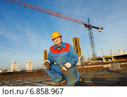 Builder making reinforcement for concrete. Стоковое фото, фотограф Дмитрий Калиновский / Фотобанк Лори