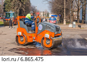 Дорожные работы. Укладка асфальта. Москва (2014 год). Редакционное фото, фотограф Владимир Князев / Фотобанк Лори