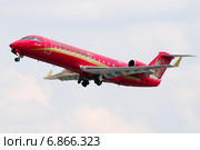Canadair CL-600-2B19 Regional Jet CRJ-200ER (бортовой VQ-BFB) авиакомпании «Руслайн» (RusLine) вылетает из Домодедова (2013 год). Редакционное фото, фотограф Alexei Tavix / Фотобанк Лори
