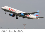 Airbus A321 (бортовой EI-ETK) авиакомпании Metrojet вылетает из Домодедово (2013 год). Редакционное фото, фотограф Alexei Tavix / Фотобанк Лори