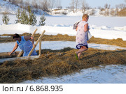 Женщины окунувшиеся в купели в крещенские морозы (2014 год). Редакционное фото, фотограф Александр Тараканов / Фотобанк Лори