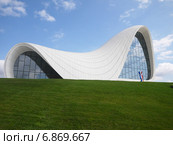 Баку, Культурный центр Гейдара Алиева, вид со стороны сквера (2013 год). Редакционное фото, фотограф Татьяна Юни / Фотобанк Лори