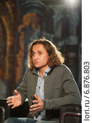 Рузиматов, Фарух Садуллаевич, советский и российский артист балета, балетмейстер. Портрет на фоне картин Чеботарь Вячеслава, петербургского художника (2013 год). Редакционное фото, фотограф Галина Попова / Фотобанк Лори