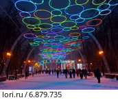 Неоновое "небо" из разноцветных колец вечером. Сокольники. Новогодняя Москва (сильный снегопад) (2015 год). Редакционное фото, фотограф E. O. / Фотобанк Лори