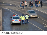 Работники ДПС на посту на Пречистенской набережной в Москве (2010 год). Редакционное фото, фотограф lana1501 / Фотобанк Лори