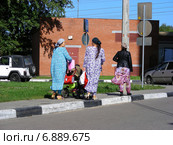 Местные жители восточной национальности гуляют с детьми в микрорайоне «1 Мая», Балашиха, Московская область (2012 год). Редакционное фото, фотограф lana1501 / Фотобанк Лори