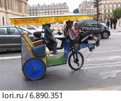 Велорикши  на улице Парижа (2011 год). Редакционное фото, фотограф Анатолий Заводсков / Фотобанк Лори