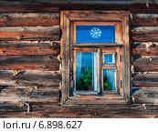 Деревянное окно деревенского дома из бруса. Стоковое фото, фотограф Игорь Низов / Фотобанк Лори