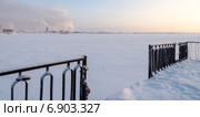 Металлическое ограждение зимой. Стоковое фото, фотограф Дмитрий Петренко / Фотобанк Лори