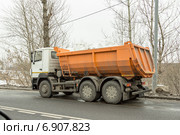 Грузовик со снегом у снегоплавильного пункта. Стоковое фото, фотограф Юрий Шурчков / Фотобанк Лори
