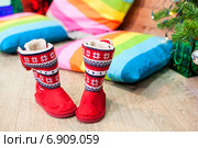 Новогодние яркие красные унты на полу. Стоковое фото, фотограф Кекяляйнен Андрей / Фотобанк Лори