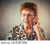 Seniors talking mobile phone. Стоковое фото, фотограф Гладских Татьяна / Фотобанк Лори