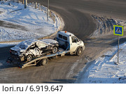 Эвакуация аварийного автомобиля в зимний период. Редакционное фото, фотограф Землянникова Вероника / Фотобанк Лори