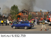 Горящий дом и погорельцы (2013 год). Редакционное фото, фотограф Галина Попова / Фотобанк Лори