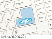 Белая концептуальная клавиатура - клавиша Skype (2013 год). Редакционное фото, фотограф Самохвалов Артем / Фотобанк Лори