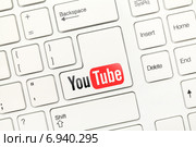 Концептуальная клавиатура - клавиша YouTube (2013 год). Редакционное фото, фотограф Самохвалов Артем / Фотобанк Лори