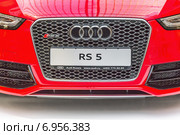 Ячеистая решетка радиатора мощного современного спорткара Audi RS 5 красного цвета (2013 год). Редакционное фото, фотограф Владимир Сергеев / Фотобанк Лори