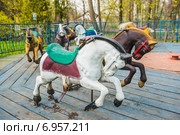 Детская карусель в парке "Останкино". Москва (2014 год). Редакционное фото, фотограф Владимир Князев / Фотобанк Лори